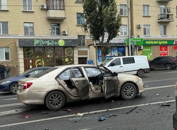 Погиб мужчина и пострадала женщина в результате инцидента в центре Луганска, повреждены два автомобиля. Возбуждено уголовное дело. Об этом сообщили в Следкоме РФ.  Следователи, криминалисты СУ СК России по ЛНР и Главного управления криминалистики  Криминалистического центра , а также эксперты Судебно-экспертного центра СК России во взаимодействии с коллегами из УФСБ России и МВД по ЛНР проводят детальный осмотр места происшествия. Назначен ряд судебных экспертиз, в том числе взрыво-техническая.  Устанавливаются все обстоятельства произошедшего.