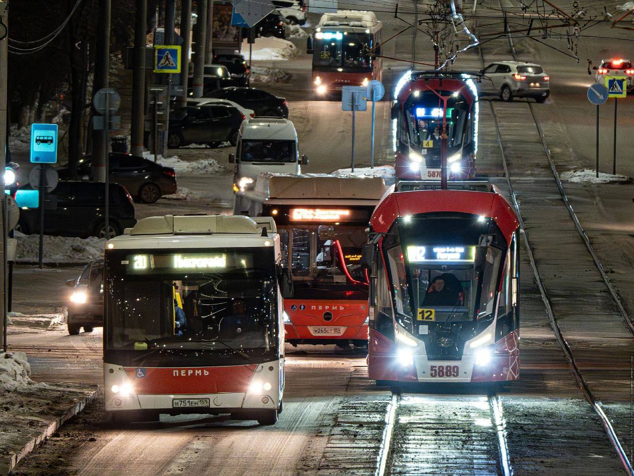 В Перми с сегодняшнего дня изменилась работа ряда автобусных маршрутов.  Маршруты №10 и №68 объединили в №10 «М/р Садовый – м/р Нагорный». Запустят новый маршрут №82 для Вышки-1. Маршрут №36 продлят до ул. Гашкова. Маршрут №58 будет заезжать на ост. «Ул. Ивана Франко».   Маршрут №63 отменят, вместо него — №4, 36 и 50. Маршрут №71 временно будут обслуживать автобусы большого класса.    Подписаться   Прислать новость