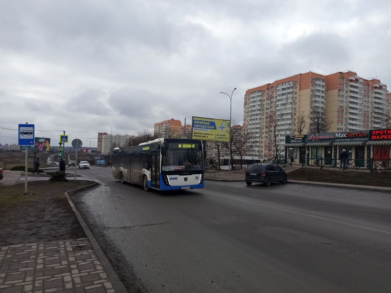 К полудню до Суворовского доехала автобусная подмога от других АТП города. Вывозят людей, даже маршрутные таблички менять не стали.  Следственные действия в «Южной транспортной компании» официально подтвердила министр транспорта области Алёна Беликова. При этом ни местная шкабарня, ни перевозчик, ни Следственный комитет всё ещё не выдавили из себя ни одного комментария происходящего. А Логвиненко вообще накануне видели в 20 больнице, где он, похоже, собрался прятаться от увольнения.