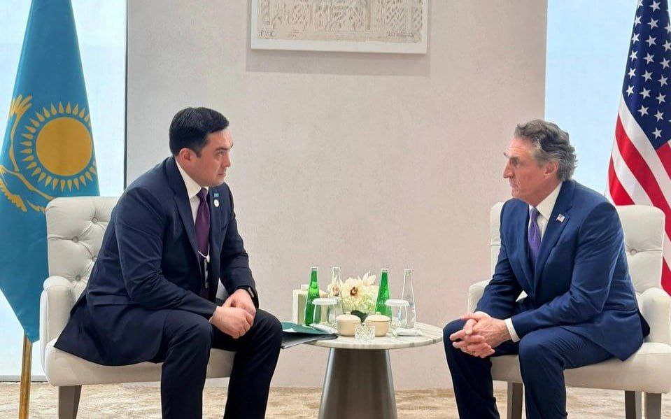 Казахстан и США укрепляют сотрудничество в энергетике Министр энергетики РК Ерлан Аккенженов встретился с министром внутренних дел и председателем Совета по энергетическому доминированию США Дагом Бергумом на полях форума ADIPEC 2025 в ОАЭ Стороны обсудили развитие цифровых технологий в энергетике транспортировку нефти и стабильную работу Каспийского трубопроводного консорциума Казахстан США Политика centralasianow Подписаться на канал