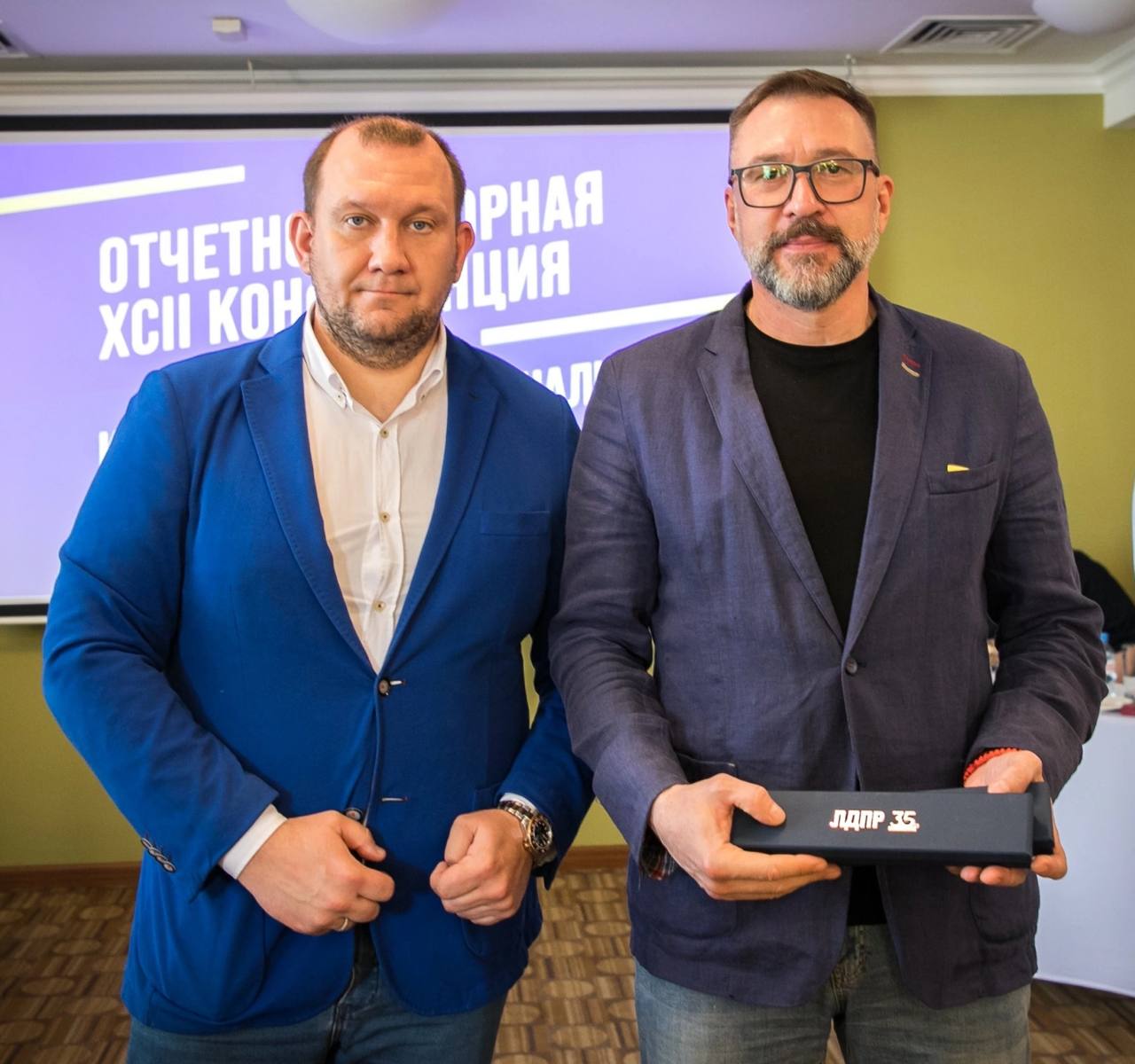 Кто заменит Александра Глискова в Заксобрании Красноярского края? Уведомил Избирательную комиссию Красноярского края о передаче освободившегося мандата депутата Заксобрания Александра Глискова одному из кандидатов в списке партии. Кандидатуру долго обсуждали и согласовывали, в том числе с московскими коллегами. В итоге Президиум Высшего Совета ЛДПР принял решение: мандат передают Павлу Семизорову. Это опытный партиец — в ЛДПР с 2007 года. Он дважды избирался в Законодательное собрание Красноярского края — в 2011 и 2016 годах. В 2021 году он возглавил северную группу и представлял Норильск — свой родной город. Теперь Павел Семизоров вновь будет представлять север Красноярского края в региональном парламенте. Это важно. Ведь регион у нас большой, и представительство ЛДПР должно быть во всех — даже самых удаленных его уголках. Считаю, что для работы по всем округам ЛДПР в крае нужно не менее 10 депутатов. Сейчас в региональном парламенте нашу партию представляют четыре человека. И по этим четырем «адресам» мы получаем тысячи обращений жителей. Люди ждут помощи, справедливых решений, защиты. Чтобы эффективно отстаивать интересы всех территорий и отвечать на запросы граждан, нам жизненно важно расширять присутствие ЛДПР в Законодательном собрании. Цель амбициозная, но, на мой взгляд, вполне достижимая, потому что у нас есть главное — доверие людей и желание им помочь. Алексей Бойков — ЛДПР