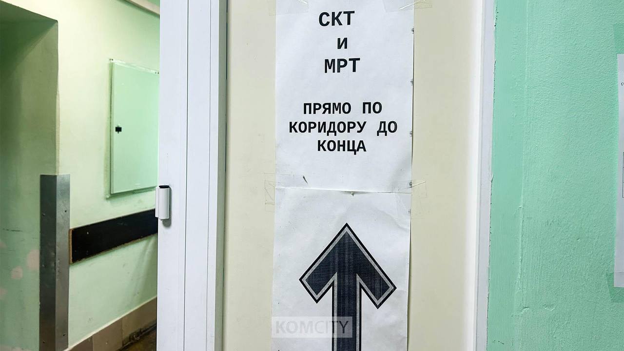 Новое приёмное отделение возведут на территории 7-й Горбольницы Главные стройки Комсомольска-на-Амуре проверил и.о. зампреда правительства края по вопросам строительства Алексей Колеватых посетил строящиеся объекты города. Он посетил «Авангард», где основные работы, кроме монтажа оборудования, должны закончиться в тёплое время года и детсад №134, на всех корпусах которого завершены кровельные работы, а также другие объекты. Реконструкция школы №38 идёт без отставаний. На обновленной территории уже приступили к устройству основания футбольного поля, стадиона и других спортивных площадок. Детский сад «Улыбка» достроили ещё в прошлом году, но так и не ввели в эксплуатацию из-за ряда замечаний. Большая часть из них уже устранена. Алексей Колеватых поручил ускорить работы на объекте, чтобы ребята как можно быстрее пришли в свой новый детский сад. В здании городской больницы №7 продолжается капремонт. Здесь на территории планируется возведение нового приёмного отделения модульного типа. В скором времени специалисты приступят к разработке проекта.