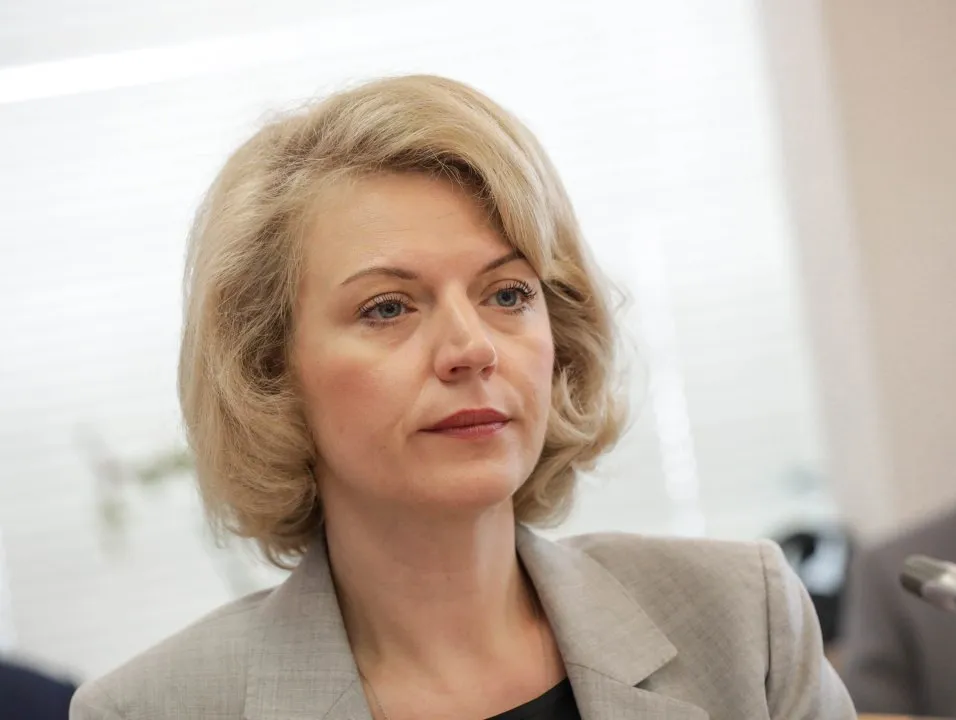 Главное экономический эффект Счетная палата подвела итоги работы в 2025 году В 2025 году Счетная палата провела 293 мероприятия по итогам которых было выявлено 4 631 нарушение и недостаток на общую сумму 1 5 трлн рублей В денежном выражении наибольшая доля пришлась на нарушения и недостатки при формировании и исполнении бюджета 756 1 млрд рублей а также нарушения в части требований к бюджетному бухгалтерскому учету и отчетности 288 1 млрд рублей По результатам контрольных мероприятий объектам аудита направлено 340 представлений и 13 предписаний об устранении выявленных нарушений Экономический эффект достигнутый в результате исполнения требований и предложений рекомендаций Счетной палаты составил 653 млрд рублей из них 294 1 млрд рублей возвраты средств в бюджеты всех уровней бюджетной системы РФ и организаций  В правоохранительные органы по итогам проверок направлено 162 материала по результатам их рассмотрения возбуждено 77 уголовных дел еще 20 материалов Счетной палаты приобщено к материалам предварительного следствия Кроме того по направленным материалам прокурорами возбуждено 102 дела об административных правонарушениях и вынесено 220 представлений об устранении нарушений закона Аудитор Счетной палаты Наталья Трунова рассказала Стройгазете о роли контрольного органа в строительном секторе в сфере где задействованы крупные государственные инвестиции и реализуются масштабные проекты