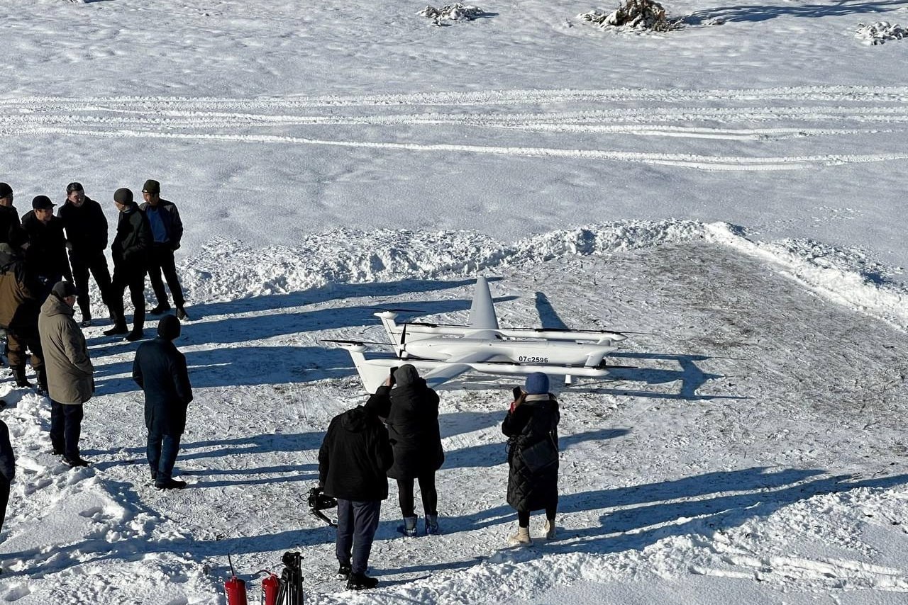 В Якутии при помощи дрона доставили лекарства и почту, дальность полёта составила 150 км, сообщили в пресс-службе правительства региона.  «Сегодня, в День гражданской авиации [Якутии], проведены два пробных полёта беспилотным воздушным судном. В Горном районе между населёнными пунктами доставлены лекарства из ЦРБ и почта. БПЛА перевёз малогабаритный груз из села Бердигестях до села Кептин, дальность полёта составила 150 км. Жители отдалённого наслега получили посылки в целости и сохранности», — говорится в сообщении.  Расстояние между сёлами по автомобильной трассе превышает 180 км, наземным транспортом путь занимает 6-9 часов, а беспилотник доставил груз за 1,5 часа. Эксперимент в районе продлится в течение месяца.  «Вопросы развития транспортной доступности в нашей республике очень актуальны. В межсезонье, в период половодья между многими населенными пунктами перевозка грузов наземным путем практически невозможна. Поэтому перспективы беспилотной доставки грузов нам очень интересны», — заявил заместитель председателя правительства Якутии Анатолий Семёнов.  В регионе стоит задача внедрить во всех районах беспилотную связь, для этого необходимо создать наземную инфраструктуру и отработать маршруты. Также в республике планируется ввести экспериментально-правовой режим.   #БАС #беспилотники #регионы #Якутия