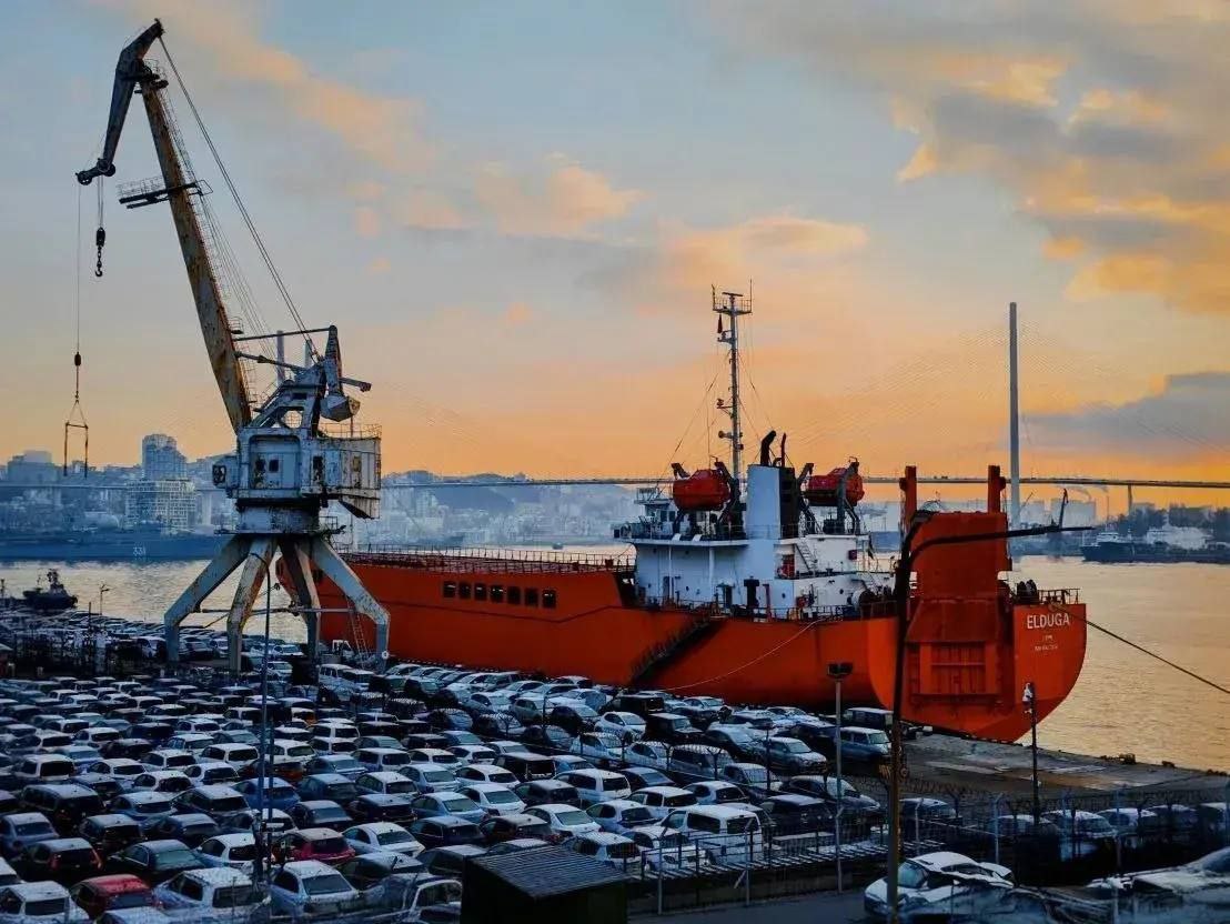 Таможенники в Приморье с 27 ноября перешли на круглосуточный режим работы для оформления деклараций на автомобили ввезенные для личного пользования  С 1 декабря начинают действовать новые правила начисления утильсбора Для физлиц будет отменена льготная ставка при ввозе автомобилей мощностью более 160 л с они теперь будут облагаться коммерческими ставками что означает существенную прибавку стоимости С начала 2025 года таможни Приморского края фиксируют устойчивый рост ввозимых иномарок За период с 1 по 26 ноября 2025 года Уссурийская таможня оформила 11695 автомобилей что в 4 раза превышает показатель аналогичного периода ноября прошлого года Всего с начала года по состоянию на 26 ноября уссурийские таможенники выпустили 64778 транспортных средств для личного пользования За прошедшие сутки 26 ноября 653 автомобиля приводит данные ФТС Владивостокская таможня с начала года оформила порядка 311 5 тысяч автомобилей С 1 по 26 ноября 37573 что на 37 больше чем за 26 дней ноября прошлого года Только за один день 26 ноября владивостокские таможенники оформили 2020 машин Несмотря на возросшую нагрузку таможенные органы оформляют транспортные средства в установленные сроки с высокой интенсивностью чтобы все автовладельцы могли как можно скорее забрать свой автомобиль отмечают в ФТС Фото ФТС России