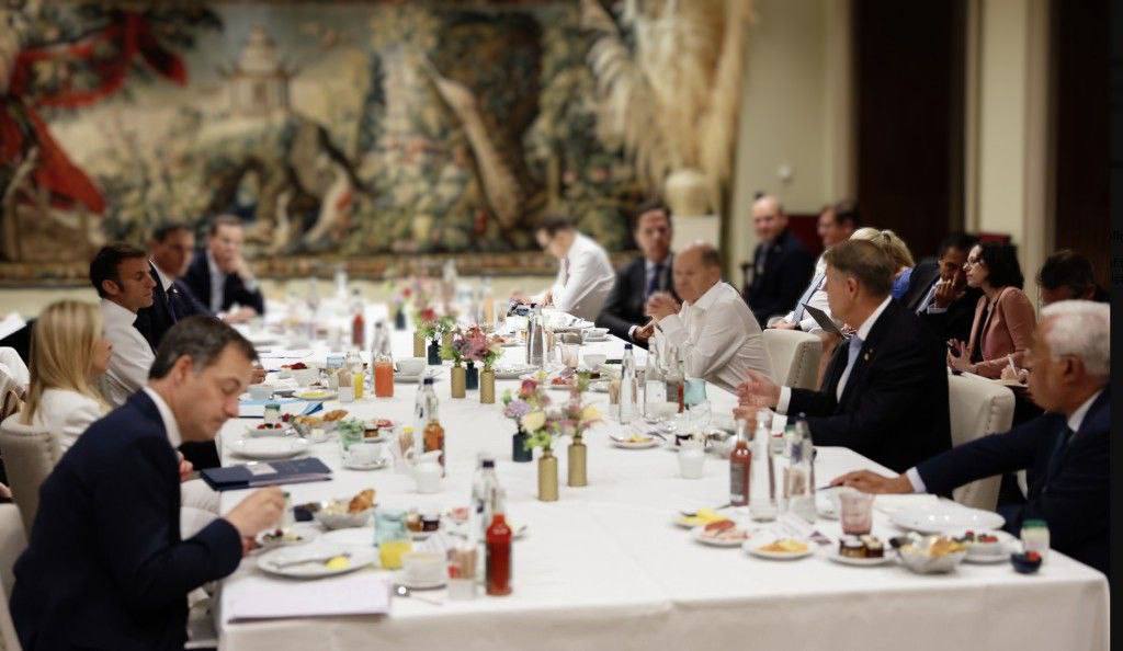 Трамп как героин Зе Нью Йорк Таймс Европейские лидеры пытаются снизить зависимость от Трампа С тех пор как Донни до икоты напугал Европу планом завоевательского похода на Гренландию евро подхрюшки засуетились Они собрались в Брюсселе на тайный ужин с экстренным совещанием Далее приведем цитату из статьи Блюда на их столе были традиционными куриное филе сюпрем классическое французское блюдо с запечённым пастернаком с ванилью Ну то есть дело делом а ужин по расписанию Вопрос застрявший в их зубах вместе с филе сюпрем звучал так что должна и может сделать Европа чтобы справиться с навязчивыми стремлениями президента США спойлер нихрена Мелони заявила о диалоге Мерц о немедленном снижении зависимости от американской экономики дурашка такой Макарон о применении силы и твердости с женой сначала попробуй Все вместе нервно угрожали Вашингтону ответными пошлинами и равнодушным спокойствием оксюморон как и весь Запад мать его ити В общем отлично провели время за ванильным пастернаком Что то там решили вроде создания общеевропейской фондовой биржи но то такое Пастерначно оксюморонное Подпишись RogandarNEWs мы в MAX