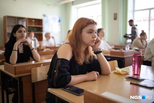 Школьница из Фокино заказала избиение своих одноклассников шести студентам Сначала причиной стали якобы обиды а после исполнения заказа сказала что пошутила В полиции официально информацию на момент публикации материала не прокомментировали По данным Шариповой 26 ноября подростки в возрасте 17 18 лет подкараулили двух братьев двойняшек учеников 6 класса после школы И напали на них около магазина по данным мамы потерпевшего бил один парень студент местного колледжа остальные оставались наблюдателями Одного пострадавшего госпитализировали во Владивосток с двумя переломами носа со смещением сильным ушибом глаза и сломанным передним зубом На момент публикации материала подтвердить или опровергнуть информацию не удалось Второго ребёнка били по голове после чего он спал сутками и не мог ходить в школу Под удар должны были попасть и другие дети еще два школьника Одному из них за день до нападения на двойняшек дали по лицу ладонью у него синяк а четвёртого школьника планировали избить на следующий день но не успели всех задержала полиция Источник sharipova nhk Подписаться