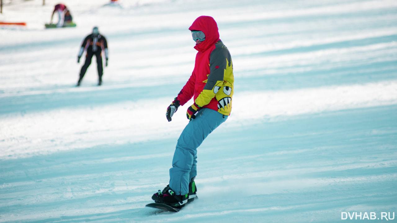 Горнолыжный сезон стартует на Хехцире завтра Комплекс начнет работу с 13 00 будет открыта трасса Самолетка Работы по оснежению склона Полковник и тюбинговой трассы продолжаются Прочитать статью полностью Подписаться на DVHAB   Написать в DVHAB