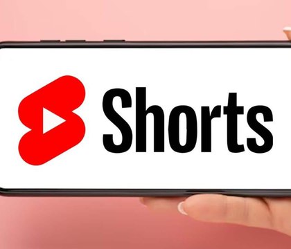 На YouTube появилась функция самоограничения просмотра коротких видео Популярный видеосервис YouTube добавил новую функцию самоограничения упрощающую управление временем которое пользователь тратит на просмотр коротких роликов Shorts Пользователи смартфонов и мобильных устройств могут устанавливать настраиваемый дневной лимит ограничивающий продолжительность прокрутки лент таких видео Это поможет зрителям эффективнее распределять время