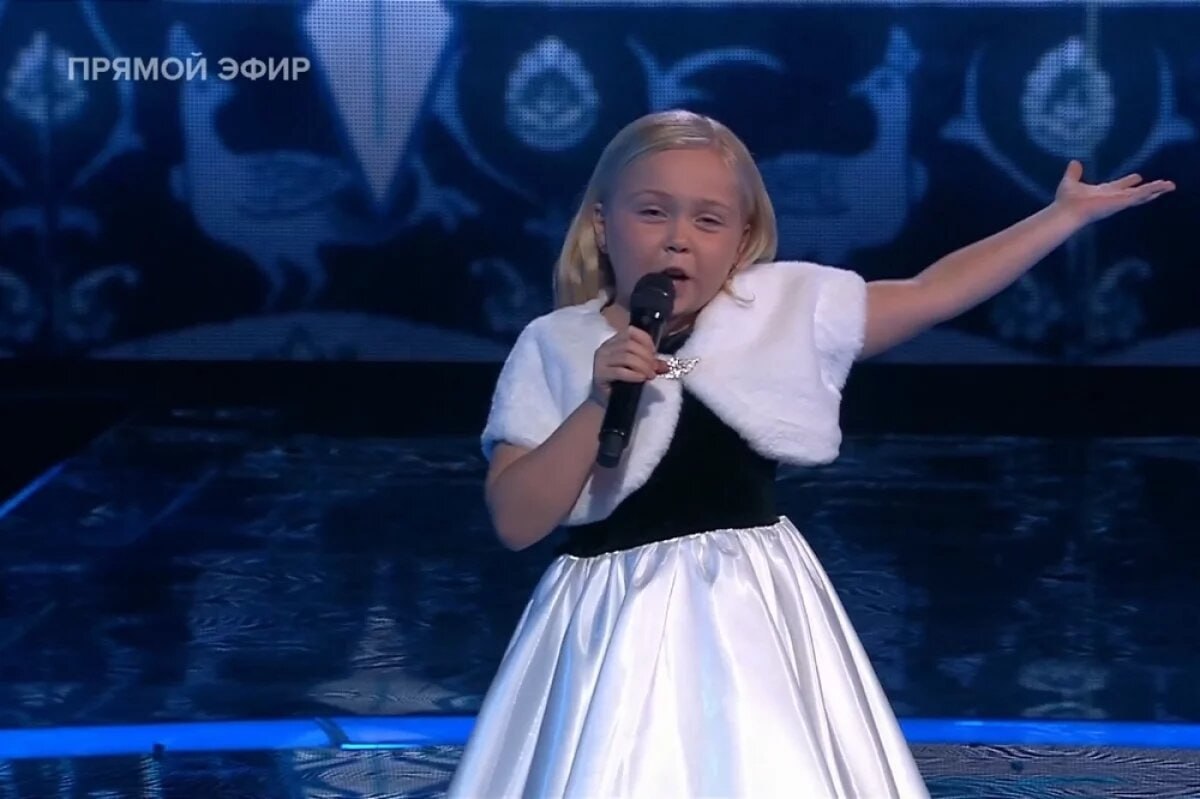 Юная певица из Ставрополя Мария Никулина победила в шоу Голос Дети Перед выходом в суперфинал юная ставропольчанка исполнила знаменитую песню композитора Марка Фрадкина и поэта Льва Ошанина из репертуара народной артистки СССР Людмилы Зыкиной Течёт река Волга Мария надела платье нежно голубого цвета ей аккомпанировал аккордеонист Зрители проголосовали за Машу и она с лёгкостью прошла в суперфинал Компанию ей составили две девочки из команд Аиды Гарифуллиной и Владимира Преснякова и Натальи Подольской В следующем туре Маша сменила наряд и вышла в белоснежной меховой накидке и светлом платье Я надеюсь что ты не подведёшь меня и весь Ставропольский край напутствовал девочку перед самым важным выходом на сцену наставник Дима Билан И Маша не подвела она зажигательно исполнила весёлую и задорную песню Зима из репертуара легендарного российского эстрадного певца Эдуарда Хиля Её пение никого не оставило равнодушным и зрители дружно выбрали семилетнюю Марию Никулину из краевой столицы победительницей шоу Голос Дети За победу девочка получила миллион рублей от банка спонсора проекта Дима Билан был выбран лучшим наставником сезона Подписывайтесь на нас во ВКонтакте и в Одноклассниках чтобы быть в курсе самых интересных новостей Кавказа Подписывайтесь на телеграм канал АиФ Северный Кавказ