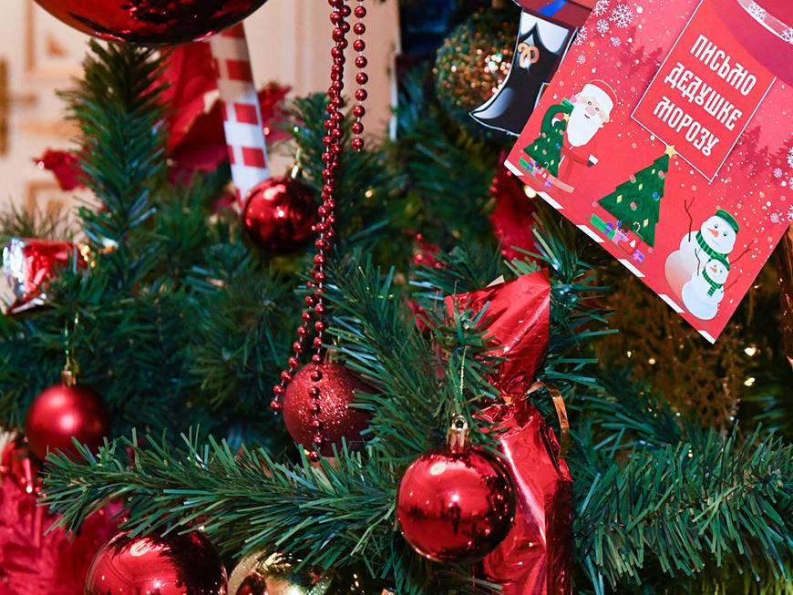 По улицам Казани проедет волшебный трамвай Деда Мороза С 1 по 6 января по маршруту 7 будет курсировать праздничный трамвай Прокатиться на нем можно ежедневно с 16 00 до 17 30 Пассажиров ждут встреча с Дедом Морозом и Снегурочкой памятные фотографии и караоке баттл Трамвай будет останавливаться на всех остановках маршрута Основные остановки Ж Д вокзал ул Серова пр Фатыха Амирхана Ветеринарная академия ул Академика Арбузова ул Академика Сахарова пр Победы ЖМ Солнечный город ул Глазунова Напомним в рамках проекта Зима в Казани в городе пройдет около 500 новогодних мероприятий Актуальная программа доступна в разделе Новый год в Казани 2026 на портале KZN RU Казанское образование в MAX