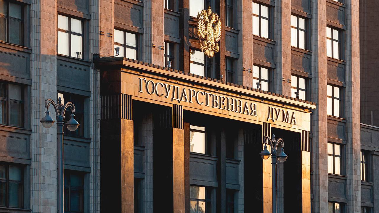 Сегодня на пленарном заседании депутаты Государственной Думы продлили до 1 января 2028 года переходный период по учету памятников истории и культуры в новых регионах Все объекты культурного наследия ДНР ЛНР Запорожской и Херсонской областей уже находятся под защитой российского законодательства а с 2023 года идет их инвентаризация Например в ЛНР статус уже утвержден для 280 объектов а для 63 наиболее ценных объектов готовится решение о присвоении им статуса федерального значения Однако завершить эту работу к 1 января 2026 года не удалось Боевые действия заминированные территории беспилотные угрозы не позволили специалистам безопасно обследовать более 70 объектов особенно археологических Продление срока до 1 января 2028 года позволит провести эту работу позже но в полном объеме чтобы оценить состояние каждого памятника и принять необходимые решения для его сохранения Подписывайтесь на мой канал в МАХ Депутат Государственной Думы РФ Водолацкий В П