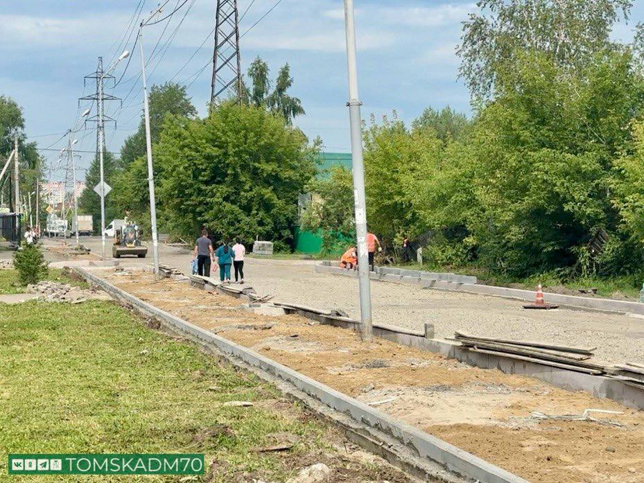 Ремонт пр. Ленина начнется в ближайшее время Сегодня мэр Томска Дмитрий Махиня провел рабочий выезд по вопросу ремонта дорог в Томске. Он посетил ул. Киевскую и ул. Г. Чубаровцев. Ремонт участка ул. Киевской от пр. Фрунзе до дома №94 проводит организация «Томская строительная компания». Ремонт идет в рамках реализации национального проекта «Инфраструктура для жизни». Уже проведено фрезерование, подрядчик согласовал рецепты асфальта для укладки. Также изменена часть проекта по пожеланию местных жителей, которые выступили против расширения парковки и попросили оставить зеленую зону. Дмитрий Махиня отметил, что раскопки ресурсных организаций замедляют работы и поручил организовать совещание для изменения подходов к синхронизации. На ул. Г. Чубаровцев, где идет ремонт по программе дорог 2-3 категории, рабочие сняли старое дорожное покрытие и установили бордюрный камень. Градоначальник отметил, что темпы работ неплохие, подрядчик надежный. Также на совещании была обсуждена тема ремонта пр. Ленина на участке от пр. Фрунзе до «1000 мелочей». Завтра подрядчик планирует выставить временные дорожные знаки и начать ремонт. Дмитирий Махиня поручил заместителю организовать работы так, чтобы минимизировать неудобства для горожан. Основную часть работ планируют проводить ночью, полное перекрытие центрального проспекта пока не планируется. - Промежуточный итог: на сегодня 90% запланированных объектов уже в работе. На этой неделе начнется ремонт ул. Нижне-Луговой, участков Б. Подгорной и пр. Ленина. Работы идут активно, а за заместителями, профильными департаментами, Центром технадзора и районными администрациями закреплена задача постоянного контроля и взаимодействия между подрядчиками и жителями. Личные выезды продолжу, - подвел итоги выездного совещания мэр Томска Дмитрий Махиня. #ремонт_дорог #ИДЖ