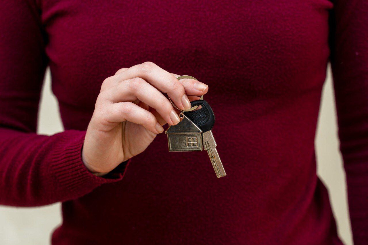 Арендное жилье для бюджетников построят в отдаленных районах Хабаровского края Под такую инициативу попадут муниципалитеты где наиболее остро стоит проблема нехватки кадров Пока в предварительный перечень территорий для застройки вошли участки в Амурском Верхнебуреинском Ульчском и Нанайском районах в Охотском и Солнечном округах Профинансируют проект за счет краевых бюджетных инвестиций Региональным оператором выступит АО ЗАСТРОЙЩИК 27 После определенного срока работники бюджетной сферы снимающие это жилье смогут выкупить его в собственность Нормативный правовой акт в котором будет закреплен порядок предоставления в аренду и выкупа квартир сейчас прорабатывается Объемы будущего строительства сейчас также еще рассчитываются отметил региональный оператор   Будь в курсе событий везде ОК VK MAX