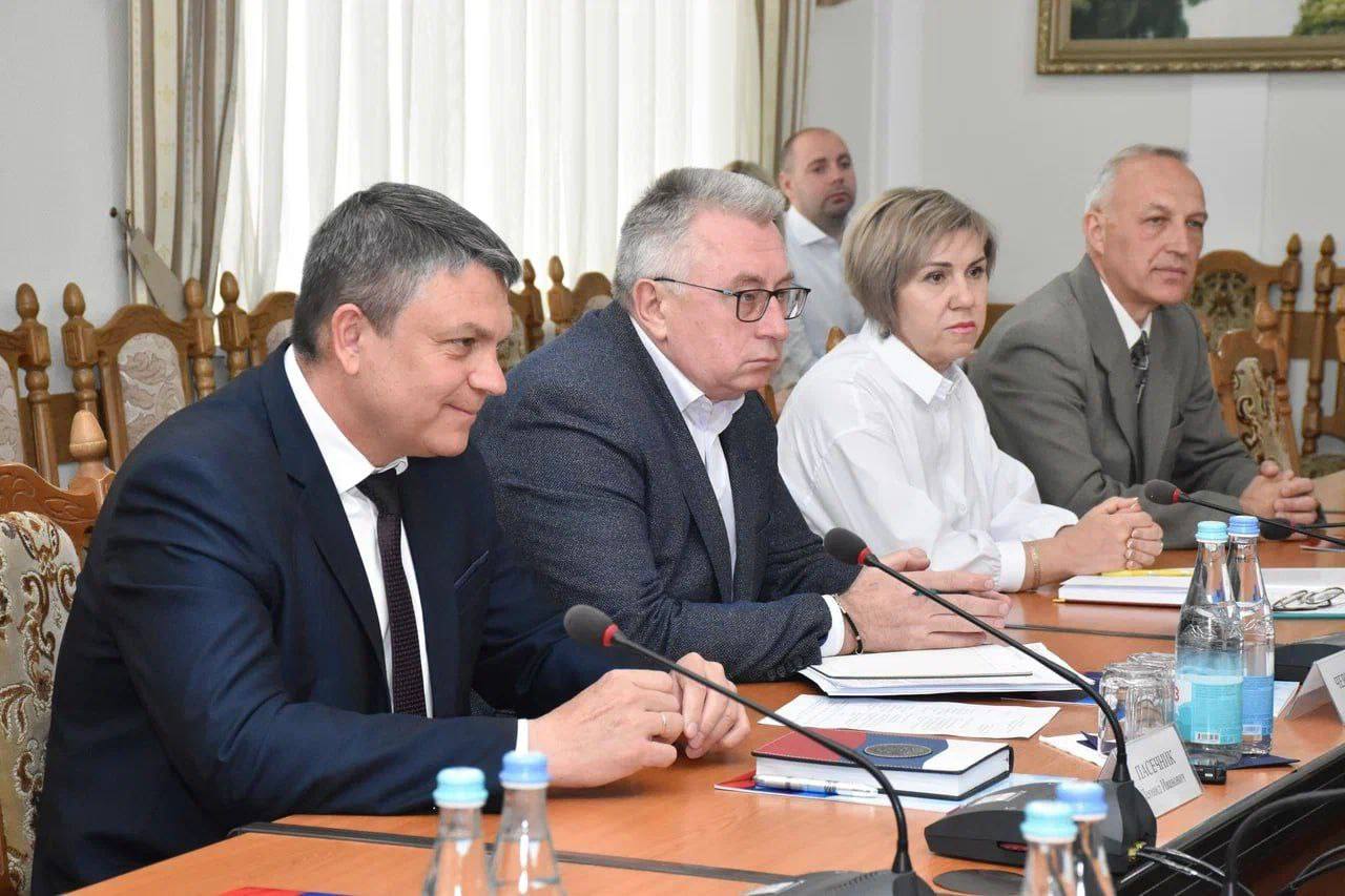Провел встречу с заместителем руководителя Федерального казначейства Александром Демидовым. Обсудили актуальные вопросы аудита бюджетных средств и функционирования казначейской системы в регионе. Республика проходит процесс интеграции, но контроль использования бюджетных денежных средств должен осуществляться, все должно быть прозрачно. Особенно сейчас, когда в регион вкладываются колоссальные деньги. Делегация Федерального казначейства посетила несколько наших муниципалитетов. Александр Демидов пообщался с сотрудниками ведомства и убедился, что исполнение регионального и муниципального бюджетов осуществляется в штатном режиме, все возникающие вопросы решаются в рабочем порядке. Рад слышать, что команды на местах справляются с поставленными задачами. Считаю, что выстроить эту систему за короткий срок удалось только благодаря совместным усилиям федерального центра, региональной власти и профильных специалистов. Важно не сбавлять набранных темпов. Впереди у нас еще много работы для достижения долгосрочного и устойчивого развития республики.