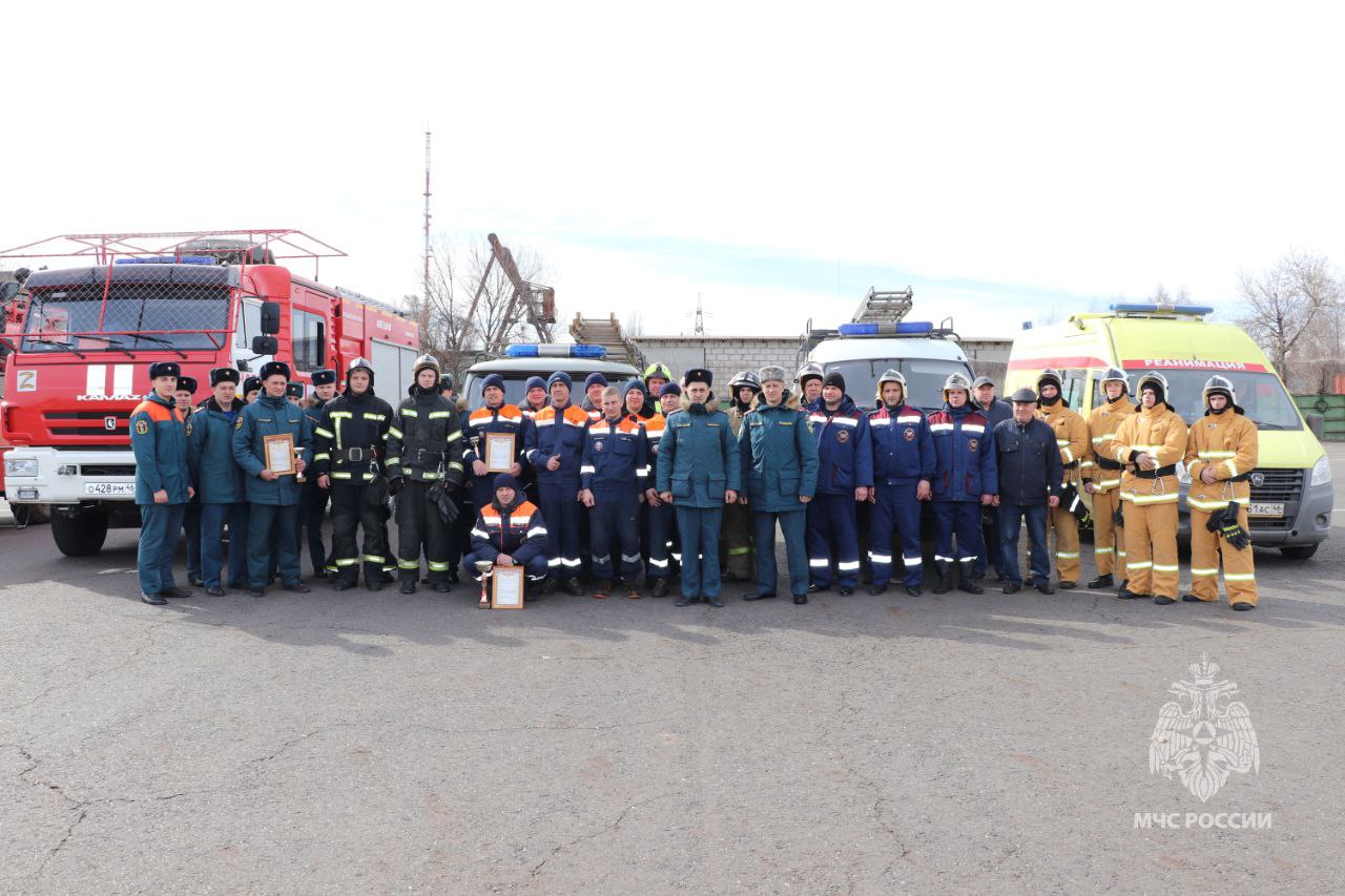 В Курской области завершились соревнования на звание «Лучшая команда Курской области по проведению аварийно-спасательных работ при ликвидации чрезвычайных ситуаций на автомобильном транспорте в 2025 году».  Победителем состязаний  стал коллектив Аварийно-спасательной службы Курской области, серебро  у спасателей АСФ города Курска.  На третьей ступени пьедестала  – огнеборцы 11 пожарно-спасательной части Главного управления МЧС России по Курской области.  Условия соревнований были максимально приближены к реальным. По легенде легковой автомобиль попал в ДТП. В результате пострадали два человека. Участникам состязаний необходимо было не только деблокировать пострадавших с использованием гидравлического аварийно-спасательного инструмента, но и оказать необходимую помощь, доставить в карету медиков.   МЧС Курск. ПОДПИСАТЬСЯ