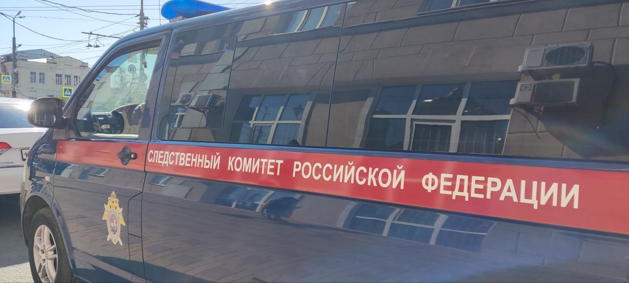 Сотрудника Алешкинской администрации уволили за фиктивную работу в детсаду  Жена злоумышленника — заведующая учреждения для малышей — трудоустроила его в детском саду. Но на самом деле мужчина лишь нелегально получал зарплату, не посещая эту работу.  «На должности муниципальной службы в администрации трудовую деятельность осуществлял местный житель, который в нарушение антикоррупционного законодательства одновременно был трудоустроен техническим рабочим в дошкольное образовательное учреждение, заведующей которого являлась его супруга», — рассказали в прокуратуре Херсонской области.  В отношении его жены возбудили уголовное дело о превышении должностных полномочий. За «медвежью услугу» мужу ей грозит до четырех лет колонии.     Новое.Медиа в Херсонщине