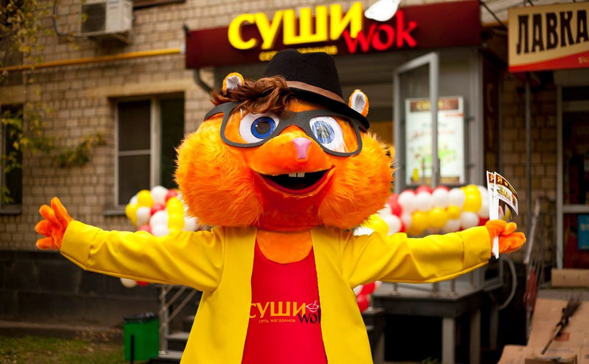 УФАС Петербурга требует от "Суши Wok" убрать навязанную рекламу из формы заказа  Gоводом для проверки стало обращение гражданина. Заявитель пожаловался, что при регистрации на сайте компании его вынуждают дать согласие на получение рекламы.  Анимонопольщики выяснили, что заказ еды можно сделать, только если поставить галочку напротив пункта с согласием на рассылку рекламных смс и писем. В противном случае кнопка "оформить заказ" остаётся неактивной.  "Следовательно, компания "Суши Wok" ненадлежащим образом собирает согласие клиентов на рекламную рассылку. Между тем согласие на рекламную рассылку должно быть добровольным!" — подчёркивают в УФАС.  Фото: Суши Wok