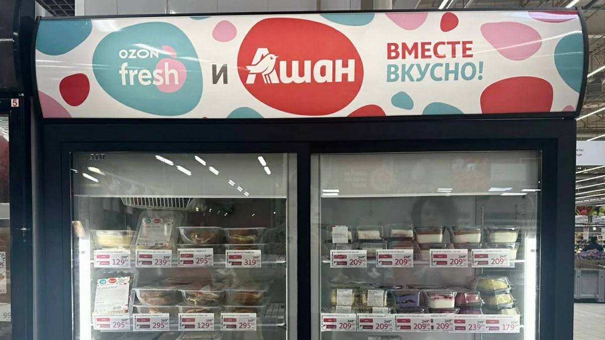 У Ozon fresh и Ашан совместная темка: бренд готовой еды, который теперь продается и в офлайне в Ашане, и в онлайне в Ozon fresh. Бренд, знаете, как называется? Ни за что не догадаетесь, называется… подожди-подожди Ашан & OZON fresh Пока есть 32 SKU с прайсом выше среднего, 18 из которых кулинария и 14 десертов категории «ультрафреш» со сроком до 5–7 дней. Так Ozon fresh впервые появляется в офлайне, а Ашан получает надежду нащупать перспективы выйти из пике отрицательного роста в E-grocery, который по итогам Q1 2025 YoY только у двух игроков: у них, и у Купера, где в основном и продается Ашан.