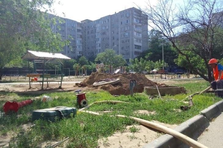 Два новых участка по улицам Гродненской и Елисеева подключили к трубопроводу «Концессии водоснабжения». Общая протяженность новых труб – около 250 метров. Их прокладку и монтаж специалисты ресурсоснабжающей организации выполнили весной, а накануне завершили переврезку в действующий водовод взамен изношенных труб. – Включить новые секции трубопровода в общий водовод невозможно, пока в системе есть вода. Поэтому для проведения работ потребовалось временное ограничение подачи ресурса. Так, 2 и 4 июня было временно приостановлено холодное водоснабжение ряда домов по улицам Гродненской, Детской, Поворинской, Нарезенской, Кузнецова, Елисеева и переулку Василеостровскому, – сообщили в пресс-службе «Концессий». О работах УК и жильцы были извещены заранее. Тем не менее, чтобы минимизировать неудобства горожан, работы по переврезке новых участков были выполнены в максимально сжатые сроки. В результате обновления водовода улучшится подача ресурса почти 3000 жителей Ворошиловского района.