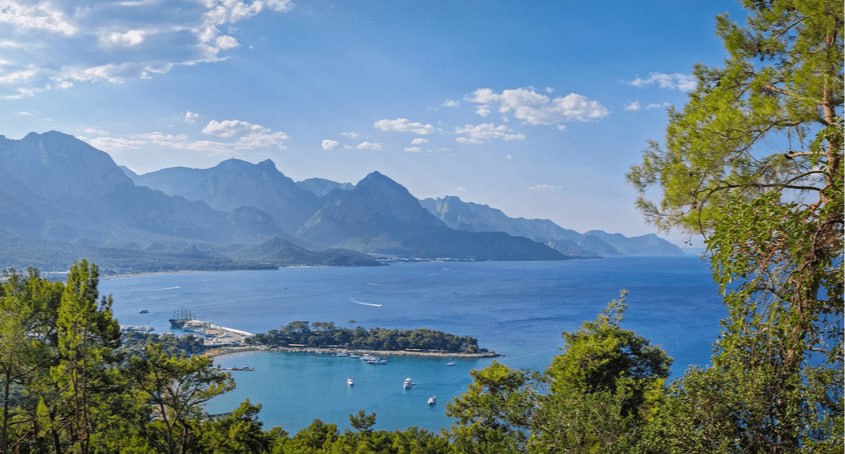 Куда туристы летят на 23 февраля Аналитики компании Мой Агент члена РСТ изучили бронирования авиабилетов на ближайшие выходные по случаю 23 февраля Почти треть пассажиров выбирают Турцию 28 далее следуют ОАЭ 18 и Китай 13 В десятку самых популярных зарубежных направлений также вошли Узбекистан Армения Таиланд Таджикистан Казахстан Мальдивы и Вьетнам Выбор направлений аналитики объясняют сезонным спросом на теплый климат и морской отдых Среди поездок по России лидируют Москва 27 и Санкт Петербург 16 На третье место вышел Мурманск 12 интерес к направлению усилился на фоне сезона северного сияния и совпадения российских праздников с китайским Новым годом В пятерке также Сочи и Горно Алтайск Далее следуют Екатеринбург Калининград Казань Самара и Красноярск Подробности на сайте RTN