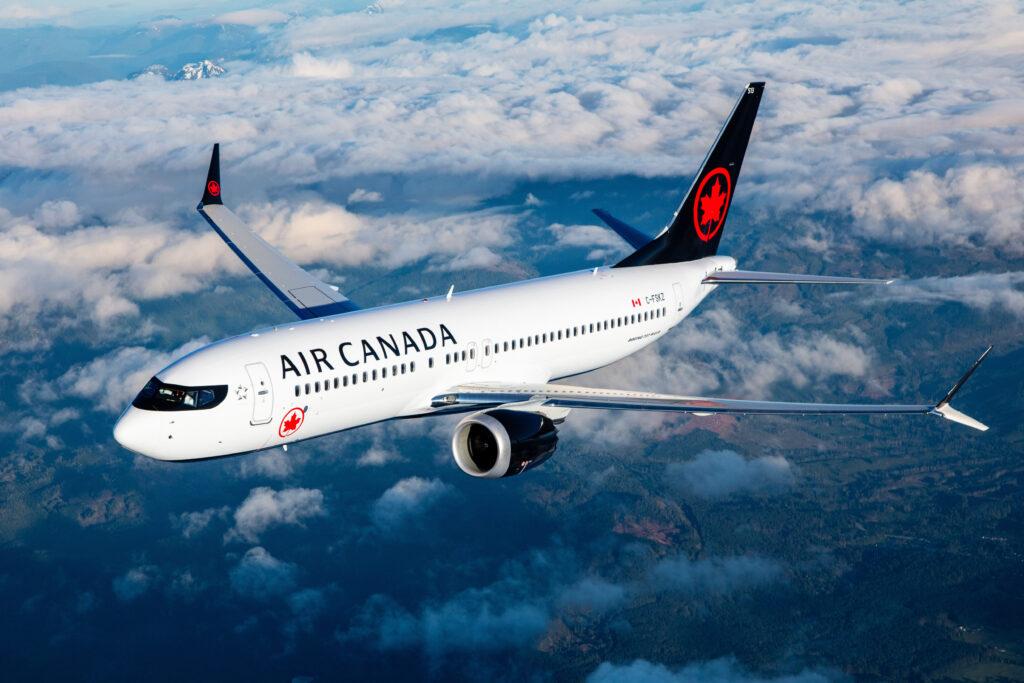 С 16 августа бортпроводники Air Canada начнут забастовку.  Более 10 000 сотрудников требуют повышения зарплаты и полной оплаты всех рабочих часов. Компания предлагает +25% в первый год и +38% за 4 года, но профсоюз считает это ниже инфляции.  Возможна отмена до 700 рейсов в день. Air Canada Express продолжит работу.