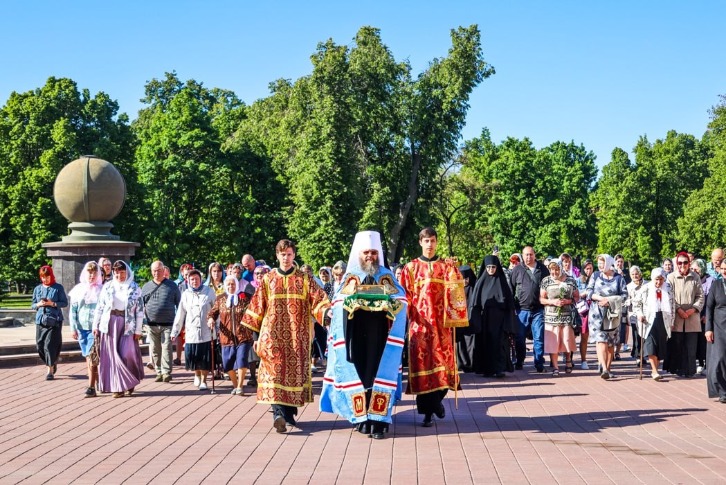 В Тамбов доставят ковчег с частицей мощей Матроны Московской 0+ Встреча святыни пройдет 23 мая в 8 часов на Соборной площади у Спасо-Преображенского кафедрального собора. Как сообщили в пресс-службе Тамбовской митрополии, ковчег с частицей мощей пробудет в городе до 8 июня. В течение всего времени пребывания святых мощей перед ними духовенством Тамбовской епархии будут ежедневно совершаться молебны с чтением акафиста. Тамбовская епархия