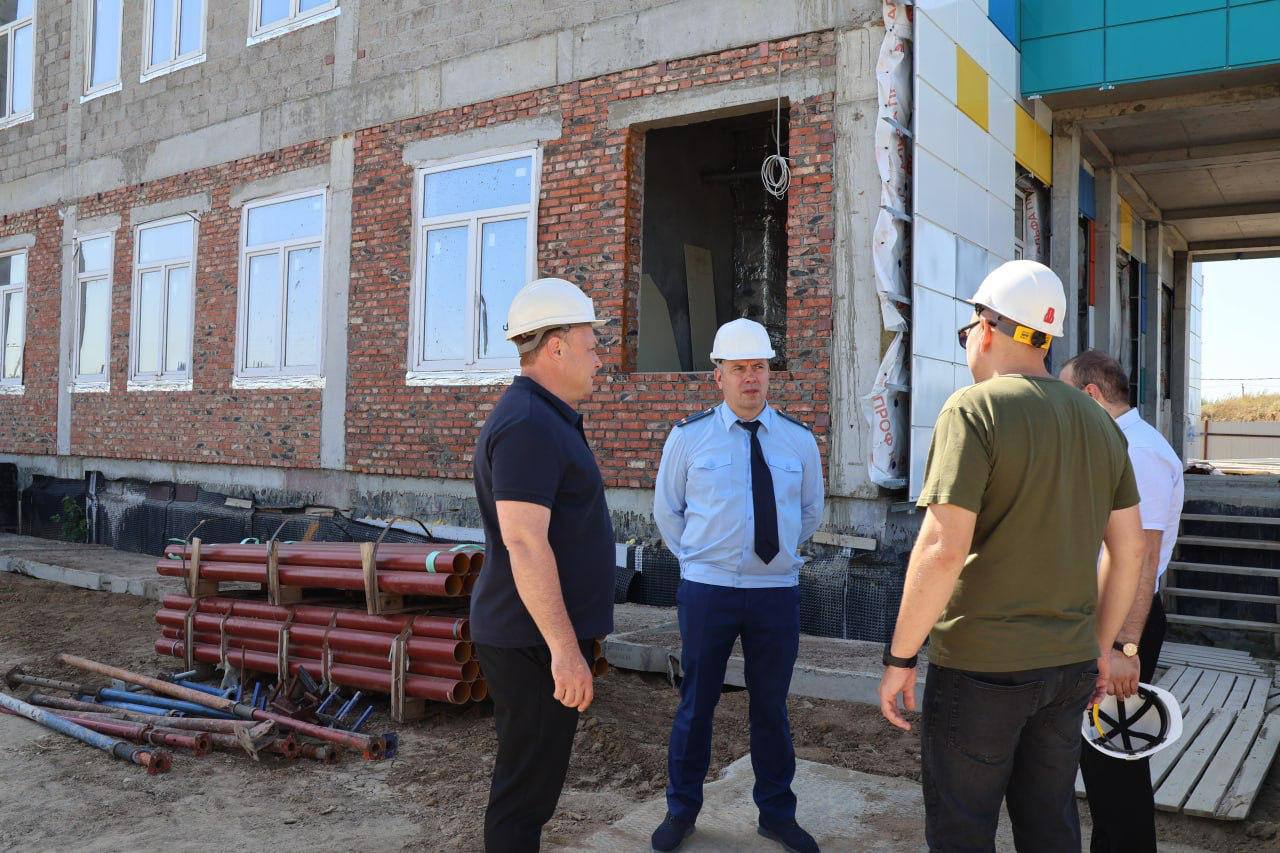 Прокурором Щербиновского района проведено инспектирование работ в рамках реализации национального проекта «Здравоохранение» Прокурором Щербиновского района Григорием Гудимовым совместно с исполняющим полномочия главы муниципального образования Щербиновский район проинспектировано строительство здания поликлиники ГБУЗ «Щербиновская ЦРБ» в рамках национального проекта «Здравоохранение». Установлено, что в ст. Старощербиновской строится поликлиника на 450 посещений в смену, в том числе 250 взрослых и 200 детей. Государственный контракт заключен в декабре 2022 года. В настоящее время фактическая готовность объекта составляет 68%. В рамках инспектирования заслушаны отчеты подрядчика о возникающих проблемах, а также о соблюдении сроков выполнения работ в рамках контракта. Вопросы полноты и эффективности принимаемых мер, направленных на выполнение строительных работ, ход и исполнение находятся на контроле прокуратуры района.