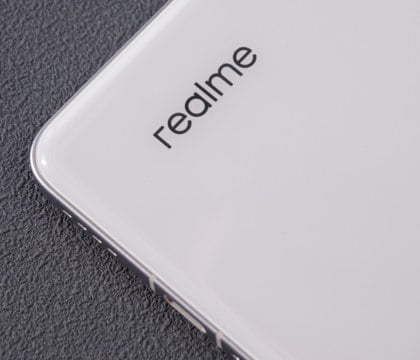 realme Neo7 получит батарею 7000 мА ч и корпус 8,5 мм — обещают автономность до трех дней  Компания realme официально раскрыла емкость аккумулятора, который будет установлен в грядущем среднебюджетном смартфоне Neo7. Как и сообщали инсайдеры, аппарат получит батарейку на 7000 мА ч. Это не рекорд на рынке смартфонов, но больше, чем у многих конкурентов и сильно больше, чем у предшественника в лице realme GT Neo6.  Читать далее