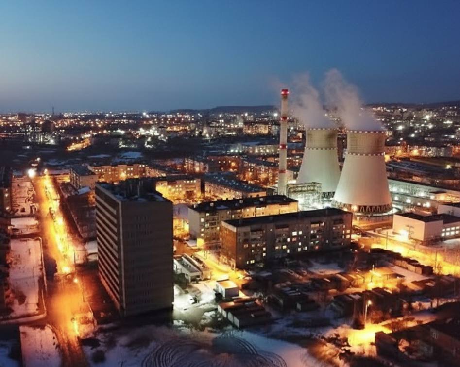 Атомную станцию построят возле Уссурийска В Приморском крае может появиться первая на Дальнем Востоке атомная электростанция её планируют разместить вблизи Уссурийска в селе Красный Яр Об этом заявил глава Уссурийского городского округа Евгений Корж на заседании проектного комитета По его словам строительство АЭС с двумя энергоблоками может начаться уже со следующего года а ввод первого блока ожидается к 2030 году Проект развивает инициативу о которой Росатом заявлял ещё в 2022 году Ранее в качестве возможных площадок рассматривались также районы Фокино и Раздольного однако окончательный выбор будет сделан после подготовки обоснования инвестиций Если проект получит зелёный свет он станет крупнейшим энергетическим объектом региона и первым атомным в ДФО Подписаться забустить