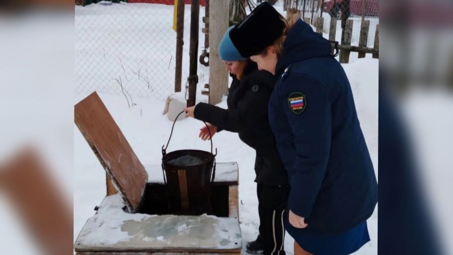 Ни «кукурузника», ни продуктов. Голодных жителей отдаленной деревни заметили только после сообщений в СМИ  Ярославская деревня Михальково на берегу Рыбинского водохранилища труднодоступна и зимой, и в распутицу. До районного центра — 300 км по Тверской и Вологодской областям. В деревне проблем хватает, но самая серьезная — негде купить продукты. Месяц назад закрылся единственный магазин.  «Сидим голодные, нам негде купить продукты и все остальное. Таблетки негде купить. Теперь мы остались, как будто нелюди какие. За что наши отцы воевали?», — видео с жалобами местной жительницы распространилось по сети.  Она также сказала, что люди неоднократно обращались к властям Брейтовского района, но они не помогли.  В деревне живет 30 человек, большинство из них — пенсионеры. Деревня окружена лесом и водохранилищем, до ближайшего населенного пункта 7 километров. В советское время местные летали на «большую землю» на так называемом «кукурузнике», но такой вид транспорта давно исчез. До недавнего времени в деревне работали пекарня и магазин, но все закрылось. Еще одна проблема: от старости разрушились колодцы, неоткуда взять питьевой воды.  «Пришёл момент — люди решили закрыть [магазин], потому что нерентабельно. Тем более, дороги у нас нормальной нет. Мы на „ГАЗели“ возили товар с Вологодской области. А во времена распутицы — слёзы лили», — рассказала староста деревни Виктория Егорова.  О скором закрытии магазина Егорова предупредила районные власти загодя. Чиновники ответили: «Будем думать». В ноябре магазина не стало, продуктовых запасов жителей хватило ненадолго. Чиновники ничего не решили, люди обратились к блогерам и СМИ.  После многочисленных публикаций в деревню добралась районная прокуратура. Главе района Андрею Петрову «внесено представление об устранении нарушений и привлечении к ответственности виновных должностных лиц».  Людям еженедельно будут подвозить продукты и воду. Уже составили список пожеланий от жильцов.  Фото: «Вести. Ярославль»