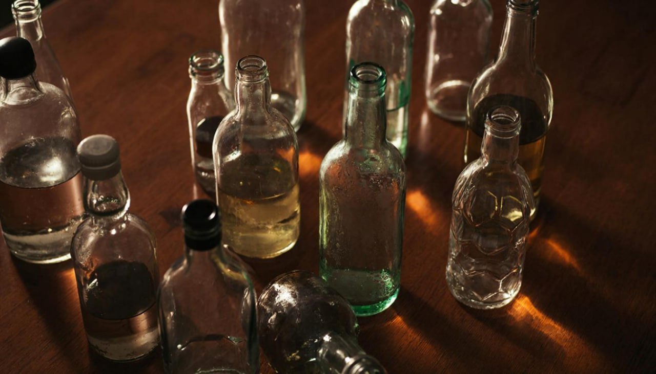 В топ 3 лидеров по снижению объема выпитого алкоголя вошла Иркутская область В Приангарье показатель объема выпитого алкоголя снизился на 30 с 10 26 литра до 7 15 литра В Пермском крае к январю 2026 года объем сократился на 28 3 В Кировской области упал с 14 13 литра до 11 12 литра то есть на 21 3 Фото Kandinsky 5 0 12   IrkutskMedia теперь в МАX