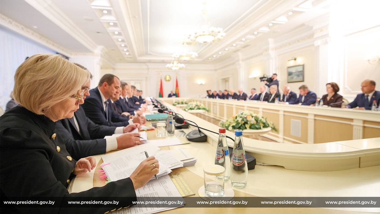 Президент Беларуси Александр Лукашенко 16 октября собрал совещание о проектах прогнозных документов на 2026 год В повестке мероприятия проекты документов по социально экономическому развитию страны прогноз работы экономики и бюджет на следующий год Глава государства напомнил что в этом году завершается реализация шестой пятилетней программы И до конца 2025 го нужно приложить неимоверные усилия чтобы выполнить все доведенные параметры