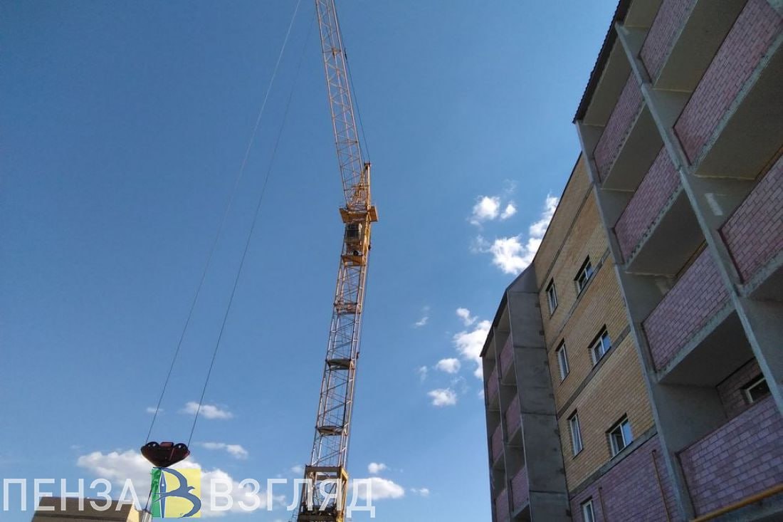 В 2025 году объемы строительства жилья в Пензенской области упали на 27 6 В Пензенской области за период с января по октябрь текущего года было построено 6937 квартир общей площадью 585 8 тысячи квадратных метров Как сообщает Пензастат по сравнению с аналогичным периодом прошлого года объемы ввода жилья сократились на 27 6 На долю индивидуального жилищного строительства за десять месяцев 2025 года пришлось 58 1 от общего объема Жителями региона было возведено 2463 дома площадью 340 5 тысячи квадратных метров на 17 3 меньше чем годом ранее Юридические лица ввели в эксплуатацию 181 жилой дом средняя площадь которых составила 245 3 тысячи квадратных метров что соответствует 61 7 от показателя за 10 месяцев 2024 года Наибольший вклад в региональные показатели объема ввода жилья внесла Пенза 47 всех построенных квадратных метров Пензенский район обеспечил 18 4 а Бессоновский 14 8   Подписаться на Пенза Взгляд в ТГ Подписаться на Пенза Взгляд в MAX