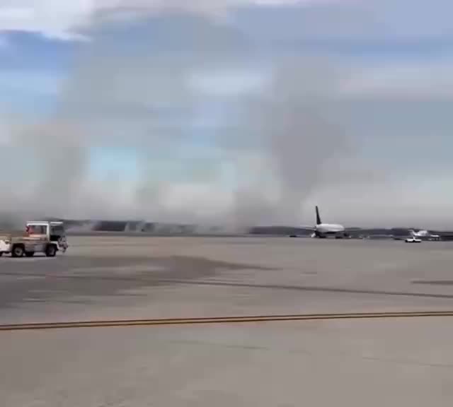 Авиакомпания United Airlines вернула Boeing 777 в аэропорт Даллеса из-за отказа двигателя