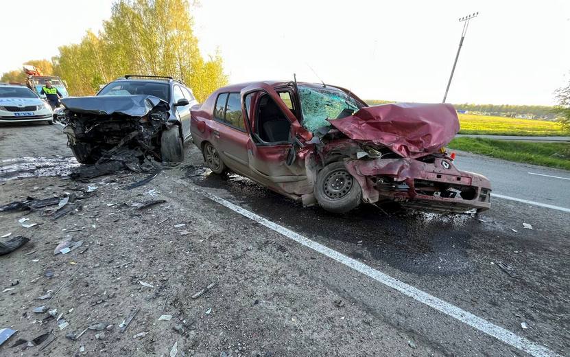 Погиб водитель Дорожная авария со смертельным исходом произошла на выезде из столицы Удмуртии. В столкновении двух иномарок погиб 58-летний водитель «Рено». По факту ДТП проводится расследование. Фото: Госавтоинспекция Удмуртии #Ижевск #Удмуртия