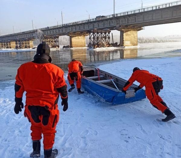 В Новокузнецке прошли учения по спасению утопающих на замёрзшем водоёме.  Спасатели отработали технику оперативного спасения попавших в полынью при разломе льда.  Будьтео осторожны на водоёмах в зимнее время — местами лёд тонкий, и можго провалиться!   Подписаться   Прислать новость