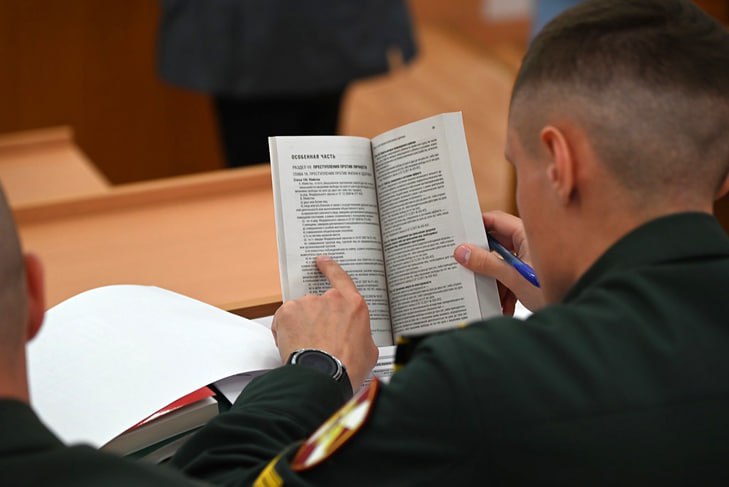 Финалисты проекта «Герои НовоСибири» приступили к обучению  Первый обучающий модуль проекта «Герои НовоСибири» стартовал с 1 июля.  Тридцать ветеранов и участников СВО приступают к очному обучению на базе Сибирского института управления – филиала РАНХиГС.  Глава региона пожелал бойцам успешной учебы и самореализации, а также высказал ряд предложений.  «Кто-то из вас уже, может быть, определился со своим профессиональным будущим, кто-то в процессе обучения найдет новое место приложения сил. Уверен, что вами заинтересуются и органы власти. Для справки: по моему поручению в администрации всех городских округов областного подчинения, сельских муниципальных округов и районов сейчас вводятся должности заместителей глав по взаимодействию с ветеранами СВО. И, вполне возможно, кто-то из вас заинтересуется этой работой»,   — отметил Андрей Травников.  «Герои НовоСибири» – часть большой федеральной программы «Время героев», который реализуется по инициативе президента России Владимира Путина с 2024 года.