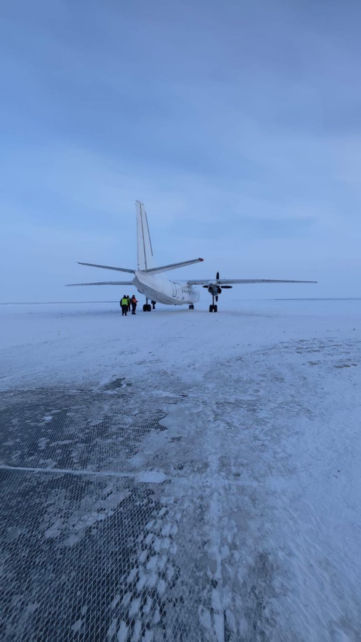 Самолет Aн-24 выкатился за ограничительные огни взлетно-посадочной полосы в ЯМАО. Пострадавших нет, сообщили в пресс-службе Росавиации.  На борту находились 23 человека — четыре члена экипажа и 19 пассажиров. Самолет летел из аэропорта Сабетта на полуострове Ямал.  Судно был отбуксировано на стоянку, предварительно, повреждений не получило, сказано в сообщении.   : Пресс-служба Росавиации       Отправить новость