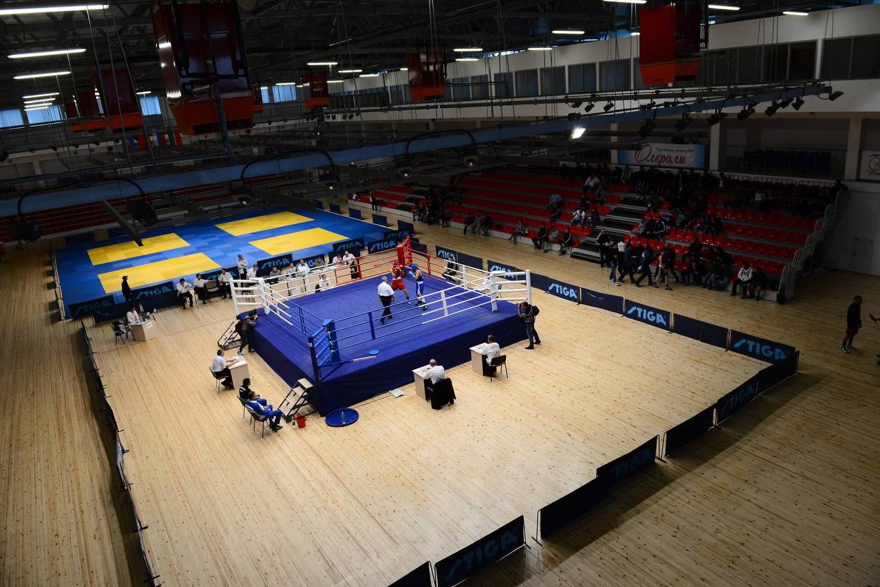 В Казани завершилось Первенство Вооруженных сил Российской Федерации по боксу среди общеобразовательных организаций Министерства обороны Российской Федерации Турнир проходил в стенах спортивного комплекса Центр бокса и настольного тенниса в период с 22 по 25 ноября Участие в соревнованиях принял 101 спортсмен из 12 команд общеобразоватльных организаций По итогам турнира представители петербургских общеобразовательных организаций Министерства обороны Российской Федерации завоевали целую россыпь наград Юноши 13 14 лет 1 место Александр Сидякин до 48 кг Санкт Петербургское СВУ 1 место Владислав Ильин до 75 кг Санкт Петербургское СВУ 1 место Александр Градов до 80 кг Нахимовское ВМУ 2 место Семен Кривопуст до 44 кг Санкт Петербургское СВУ 2 место Трофим Сабадаш до 60 кг Нахимовское ВМУ 3 место Александр Ковалкин до 40 кг Санкт Петербургское СВУ 3 место Егор Власенко до 42 кг Нахимовское ВМУ 3 место Николай Карпов до 50 кг Нахимовское ВМУ 3 место Максим Плехатый до 57 кг Нахимовское ВМУ Юноши 15 16 лет 1 место Илья Кузин до 48 кг Санкт Петербургское СВУ 1 место Александр Махмутов до 54 кг Военный институт физической культуры 1 место Алексей Махмутов до 57 кг Военный институт физической культуры 1 место Данила Лямочкин до 75 кг Военный институт физической культуры 1 место Артем Лесняк свыше 80 кг Военный институт физической культуры 2 место Николай Мокану до 50 кг Военный институт физической культуры 2 место Тимофей Чаленко до 70 кг Военный институт физической культуры 3 место Петр Солодников до 60 кг Санкт Петербургское СВУ 3 место Лукас Панагиотидис до 66 кг Санкт Петербургское СВУ Поздравляем спортсменов и тренеров с успешным выступлением на соревнованиях