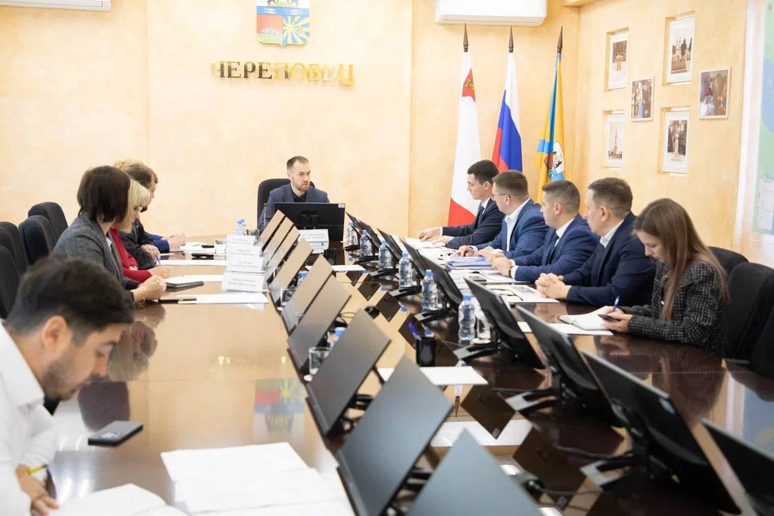 Капитальный ремонт образовательных учреждений — на особом контроле В Череповце особое внимание уделяется капитальному ремонту школ № 9, 25 и 40. На каждом объекте организована тщательная работа по устранению проблем, тормозивших ход ремонта. Благодаря совместным усилиям с подрядными организациями удалось добиться существенного прогресса. В школах № 9 и № 25, где ранее наблюдалось отставание от графика, все работы будут завершены к 15 августа. В школе № 40 удалось ускорить темпы, и теперь подрядчик планирует закончить ремонт уже к 23 августа. При этом достигнута договорённость о возможном досрочном завершении — к 15 августа. Контроль за готовностью школ продолжается и в других муниципалитетах. Все учебные заведения должны быть полностью подготовлены к началу учебного года, чтобы дети могли учиться в комфортных и безопасных условиях.
