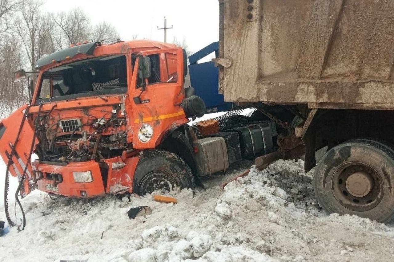 В Самарской области столкнулись 2 грузовика пострадал водитель одного из них Как сообщили в ГКУ СО Центр по делам ГО ПБ и ЧС на 111 км трассы Самара Бугуруслан в Кинель Черкасском районе в 11 52 столкнулись попутно шедшие грузовики КАМАЗ и Шакман От удара КАМАЗ оказался в кювете В результате ДТП пострадал 34 летний водитель КАМАЗа   СитиТрафик ЕЩЁ Самара в МАХ Подписаться на ЕЩЁ Самара Прислать НОВОСТЬ