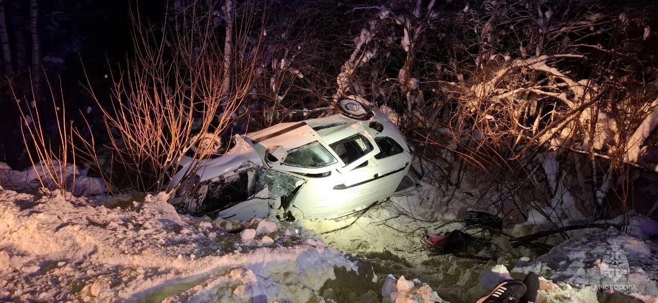 Подробности смертельной аварии под Уренем рассказали в ГАИ ДТП произошло вчера около пяти часов утра на трассе Нижний Новгород Шахунья Киров Водитель Ford не справился с управлением и выехал на встречную полосу где столкнулся с Lada Во втором автомобиле находились работники Тоншаевской ЦРБ ехавшие в командировку в Нижний Новгород В результате столкновения 58 летний водитель Lada погиб на месте а 59 летняя медсестра получила множественные травмы Также пострадали водитель и пассажир иномарки Их состояние не раскрывается Подпишись Предложи новость