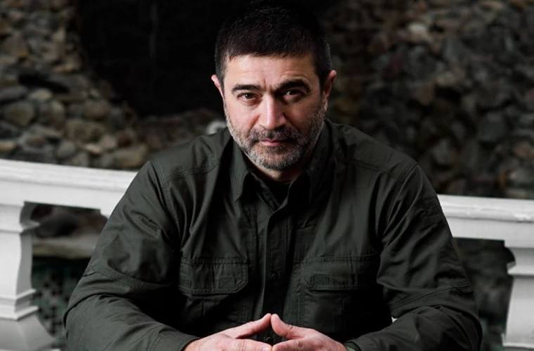 Юрий Рошка приговорён к 4 годам тюрьмы но покинул страну Бывший вице премьер и экс вице спикер парламента Молдовы Юрий Рошка окончательно приговорён к четырём годам лишения свободы по делу о торговле влиянием Решение вынесла Апелляционная палата сектора Центр Однако политик успел покинуть страну до оглашения приговора и срок наказания начнёт исчисляться только с момента его задержания По данным Антикоррупционной прокуратуры в декабре 2009 года Рошка потребовал миллион евро у бизнесмена обещая повлиять на председателя Высшей судебной палаты для удовлетворения апелляции компании В августе суд Кишинёва признал его виновным и назначил шесть лет лишения свободы а также конфискацию 227 тысяч Адвокаты обжаловали приговор и Апелляционный суд сократил срок наказания до четырёх лет Решение вступает в силу и может быть оспорено в течение двух месяцев после публикации полного текста Молдова Актуально подписаться