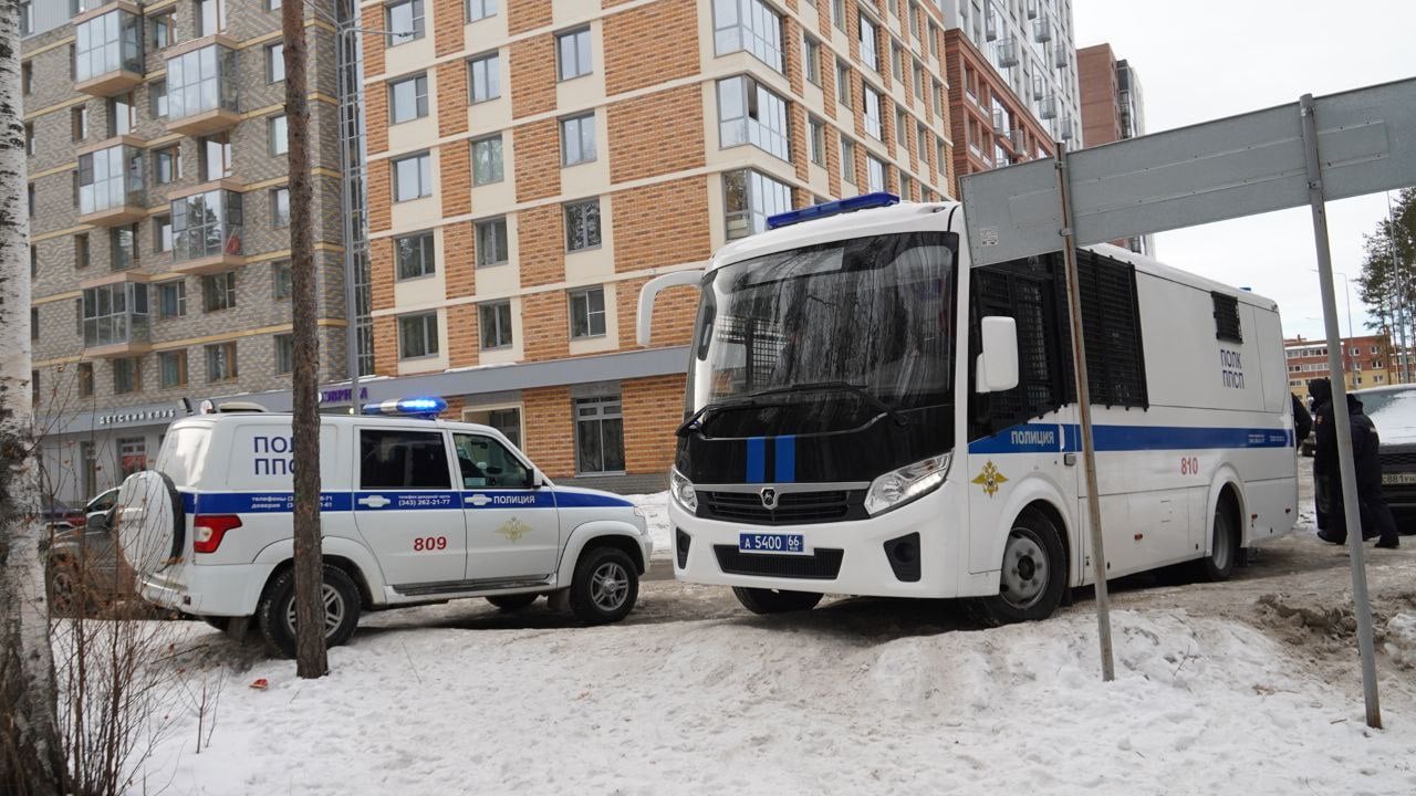 Силовики проверяют застройщика и защитников березовой рощи после недавних столкновений в Екатеринбурге  Об этом ЕАН рассказал неформальный лидер протеста Денис Каракоз. Накануне его вызвали на опрос в городскую прокуратуру. Там же оказался представитель СК «Краснолесье»  входит в «Атомстройкомплекс» .  Представителей МВД интересовало, могут ли полицейские прекратить дежурство у березовой рощи. Каракоз заверил сотрудников полиции, что массово выходить люди к спорному участку больше не будут. Прокуратуру интересовали процессуальные моменты: право собственности на участок, какие меры принимались органами власти и так далее. То есть насколько действия всех сторон соответствовали закону, — сказал Каракоз.  В опрос пытался вмешаться, со слов активиста, представитель СК «Краснолесье», который задал вопрос об источниках финансирования протеста. Однако получить ответ ему не дали.   После разговора с корреспондентом ЕАН Денис Каракоз написал в общем чате защитников березовой рощи, что его уже вызвали в ФСБ, а ночью к нему домой приходили сотрудники МВД.