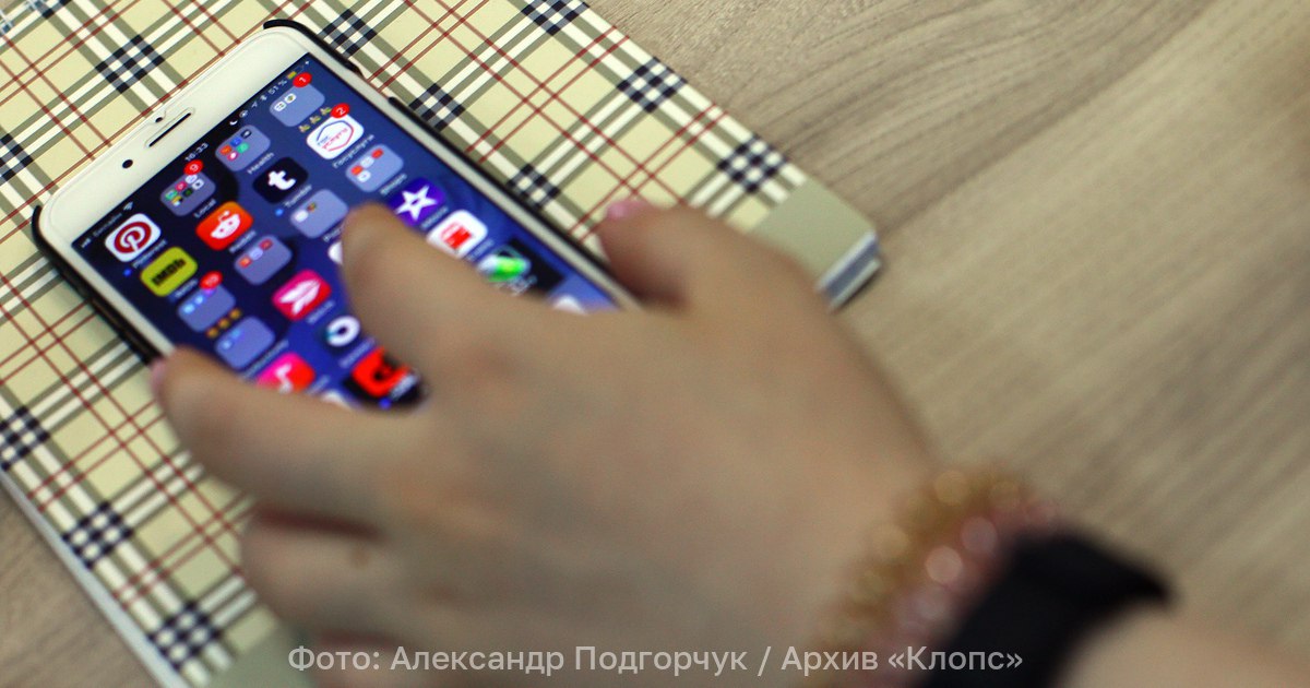 Система безопасности Max заблокировала свыше 70 тыс sim карт с которых звонили мошенники Система и служба безопасности национального мессенджера Max заблокировала более 70 тыс sim карт с которых поступали звонки от мошенников Об этом рассказал глава Роскомнадзора Андрей Липов Критически важное положительное отличие MAX целенаправленная и эффективная борьба с мошенниками Встроенные системы и службы безопасности национального мессенджера уже заблокировали более 70 тыс сим карт с которых звонили преступники нашим гражданам отметил Липов Глава Роскомнадзора заявил что следующими этапами в сфере цифрового суверенитете России станет создание национальной мобильной операционной системы ОС подобно тем что работают в Китае и США Запуск собственной ОС позволит развивать национальную низкоорбитальную систему спутниковой связи в том числе обеспечивающую работу обычных мобильных телефонов