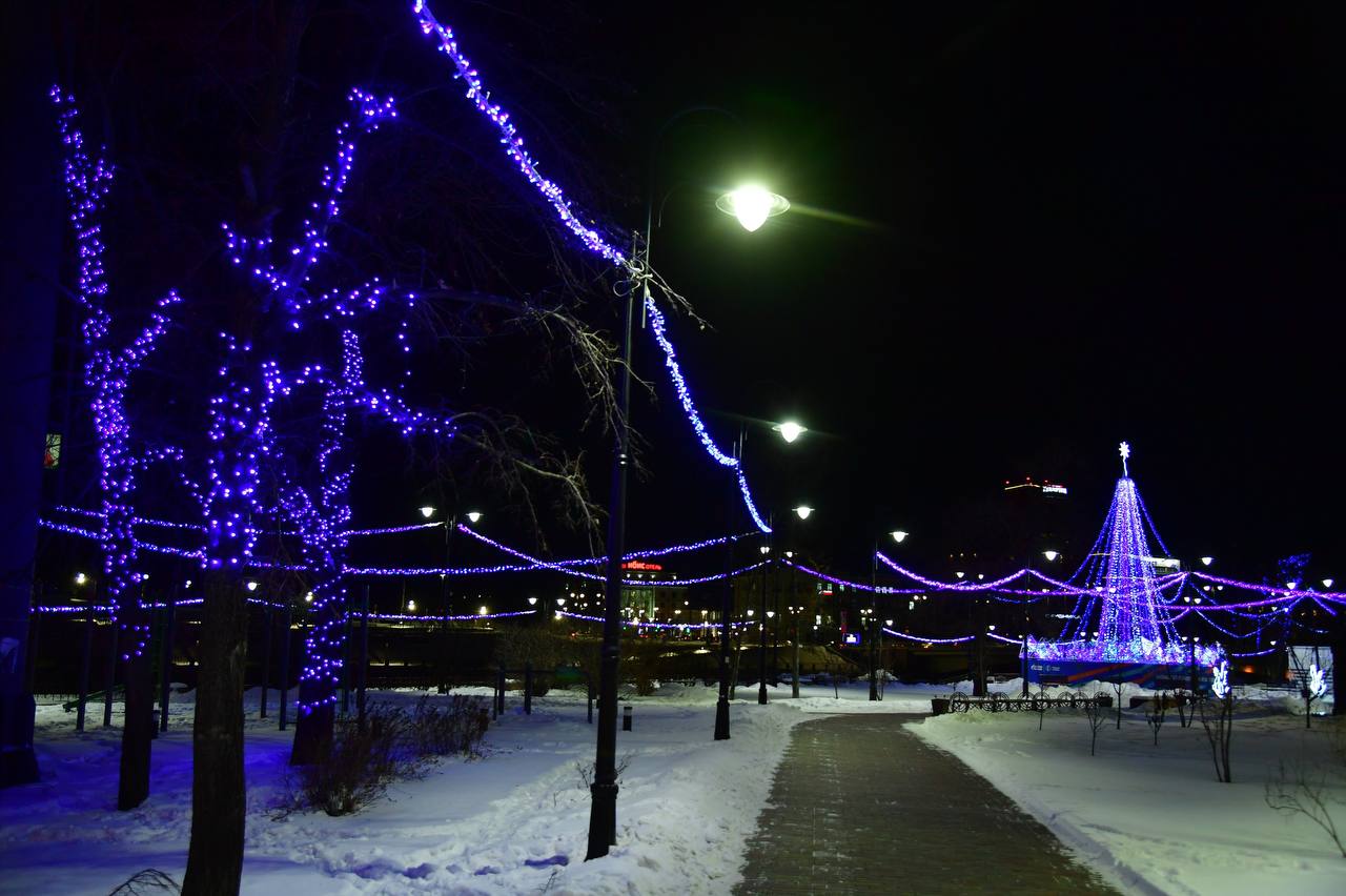Праздничные локации и ледяные фигуры Омский НПЗ подготовил город к Новому году К зимним праздникам Омский нефтеперерабатывающий завод оформил несколько общественных пространств создав для омичей новые точки притяжения В городе появились три тематические локации с зимними инсталляциями и праздничной подсветкой Мы живем в Омске и хотим чтобы новое поколение росло счастливым а наш город оставался уютным и привлекательным для всех его жителей отметил генеральный директор Омского НПЗ Олег Белявский На набережной Оми в районе улицы Бударина установили ёлку с гирляндами и световую фигуру в виде символа наступающего года лошади Декоративная иллюминация деревьев дополнила атмосферу вечерних прогулок Одной из центральных площадок стал Советский парк Здесь возвели ледяной замок высотой более трёх метров обустроили 30 метровую горку для взрослых и отдельный спуск для детей В сквере молодожёнов появились фигуры Деда Мороза и Снегурочки и детская горка