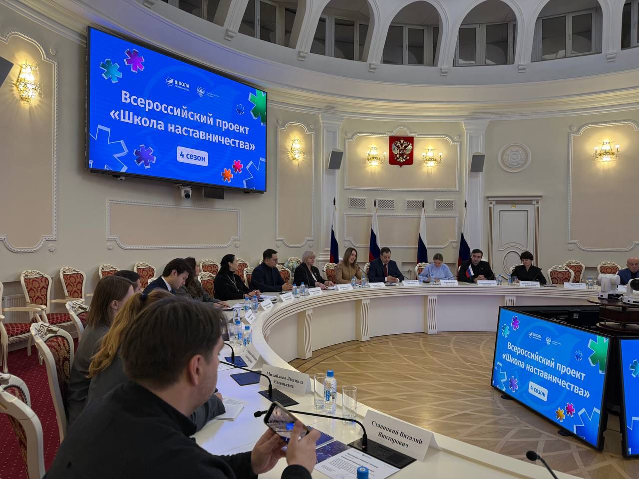 Итоги четвертого сезона Школы наставничества цирковое искусство в центре новых возможностей В Москве прошла встреча наставников Всероссийского проекта Школа наставничества с заместителем Министра науки и высшего образования РФ Ольгой Петровой В центре обсуждения результаты четвертого сезона и роль кураторов в поддержке молодых специалистов В дискуссии приняла участие Заслуженная артистка РФ главный режиссер ФКП Росгосцирк директор Союза деятелей циркового искусства Елена Петрикова Она выступила наставником направления Культура и работала с тремя участниками Встречи проходили в офлайн и онлайн формате обсуждали проекты анализировали идеи выстраивали стратегии развития Наставник делилась опытом создания крупных творческих инициатив тонкостями режиссуры и продвижения российского циркового искусства в России и за рубежом Наставничество это не про готовые решения Это про возможность подсветить человеку путь который он еще не видит Помочь сделать шаг вперед поверить в идею услышать себя И когда участник начинает расти это самая большая награда отметила Елена Петрикова Одной из участниц Елена помогла попробовать себя в реальной профессиональной среде Девушка мечтала об организации крупных событий и под руководством наставника стала частью команды Международного фестиваля детского и молодёжного циркового искусства На языке мира На площадке фестиваля она впервые погрузилась в организационный процесс изнутри и получила бесценный опыт