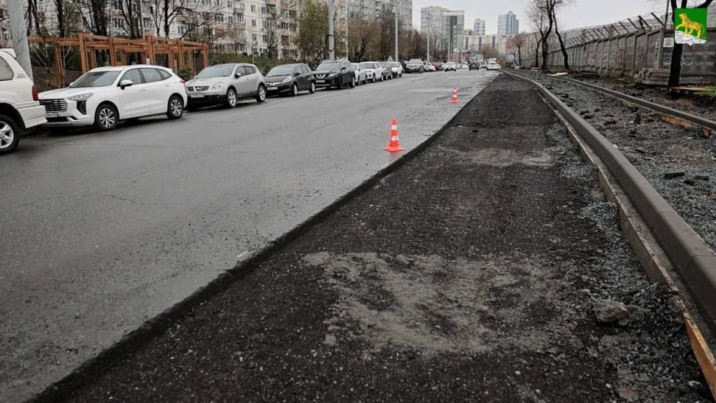 Дорожники устранили замечания на улице Жигура, сообщает мэрия Владивостока Проводимый комплексный ремонт на улице Жигура вызвал вопросы местных жителей: они были обеспокоены тем, что дорогу существенно сузили. По поручению главы Владивостока Константина Шестакова специалисты профильного управления провели проверку. «В ходе проверки было выявлено сужение проезжей части на одном из участков. Все замечания подрядчик уже устранил», – прокомментировал начальник управления дорог Дмитрий Долгий. Он также добавил, что проектом предусмотрено две полосы для движения, парковка транспорта по обеим сторонам дороги, а также тротуары. Предусмотрено более 270 парковочных мест вдоль дороги, это не меньше, чем было до ремонта, утверждают в мэрии. Как подчеркнула главный инженер городского Центра организации дорожного движения Татьяна Шлеина, на всём протяжении улицы сохранили максимально возможную ширину каждой из полос - 3,75м. «Интенсивность движения на этой улице составляет около 250 машин в час, тогда как каждая полоса способна пропускать по 700 – 800 машин. У данной улицы ещё большой потенциал. Проектом мы сохранили максимально возможную ширину проезжей части», – сказала она. Контроль за производством ремонтных работ будет осуществляться на постоянной основе, в дальнейшем к этому также привлекут специализированную компанию, которая будет осуществлять стройконтроль. Поделись новостью Telegram Владивостока