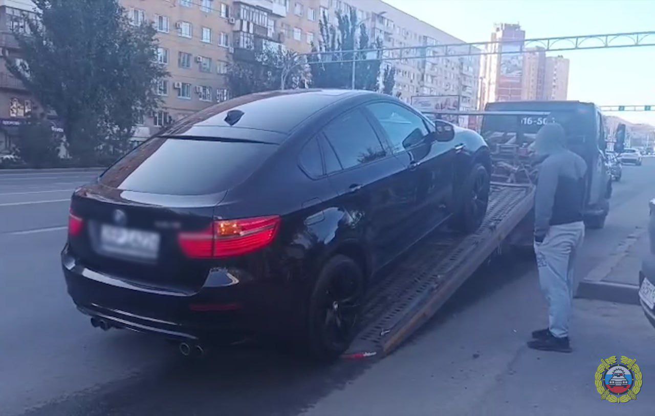 Полицейские изъяли автомобиль не зарегистрированный в установленном порядке на территории Российской Федерации В ходе несения службы в Дзержинском районе нарядом ДПС Госавтоинспекции был остановлен автомобиль БМВ с установленными на нём транзитными регистрационными знаками Республики Беларусь под управлением 41 летнего волгоградца В ходе проверки выяснилось что данный автомобиль не зарегистрирован на территории Российской Федерации в установленном порядке По данному факту в отношении водителя составлен административный материал по ч 1 ст 12 1 КоАП РФ Управление транспортным средством не зарегистрированным в установленном порядке и ч 1 ст 12 3 Управление транспортным средством водителем не имеющим при себе документов предусмотренных Правилами дорожного движения Автомобиль изъят и помещён на специализированную стоянку